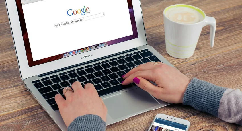 Automatisering dashboard met grafieken die kostenbesparing en efficiëntie tonen